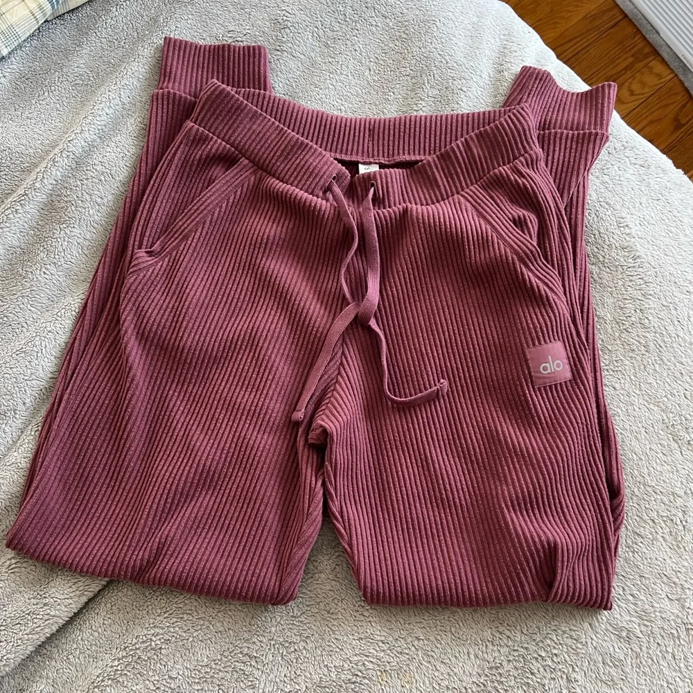 Alo Yoga Muse Sweatpants Burgundy Truffle Small - Picture 3 of 6